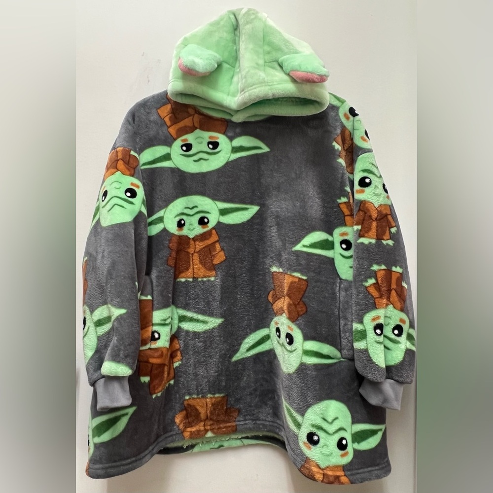 Disney Star Wars Kids Baby Yoda One
Size Oversized Hoodie. OS fits most (4-10)